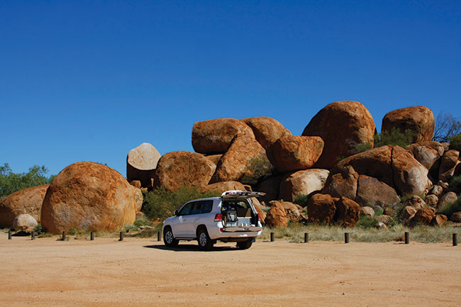 Nierównomiernie, wrcz artystycznie, porozrzucane gazy Devils Marbles nieopodal Tenant Creek w rodkowej Australii.