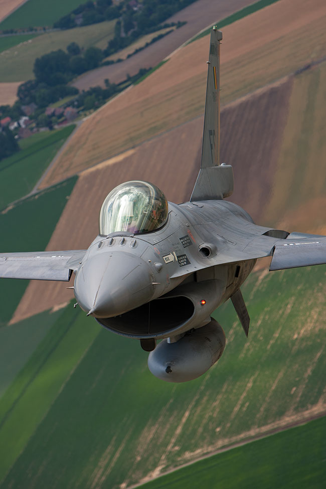 Belgijski F-16 podczas sesji fotograficznej w rejonie Brukseli. Canon EOS-1 D Mark III + Canon 70–200 mm f/2,8L IS. Par. eksp.: 1/640 s; ISO 200; f/5; f=200 mm