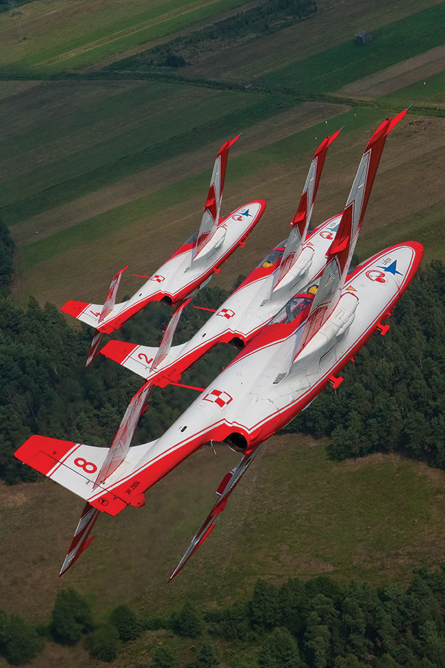 Klucz samolotów TS-11 Zespou Akrobacyjnego Biao-Czerwone Iskry. Na co dzie ich domem jest Dblin, jednak w trakcie sezonu letniego goszcz na pokazach lotniczych w Polsce i caej Europie. Pilotami zespou s instruktorzy Szkoy Orlt.