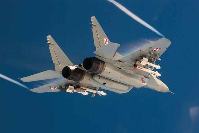 MiG-29 cigncy za sob smugi kondensacyjne. Smugi, oprócz na kocówkach skrzyde, pojawiy si równie na spywie skrzyde w postaci tczy.