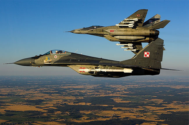 Para uzbrojonych MiGów-29 z 1. eskadry lotnictwa taktycznego. Canon EOS-1 D Mark II + Canon EF 24–70 mm f/2,8L USM. Par. eksp.: 1/320 s; ISO 100; f/7,1; f=50 mm