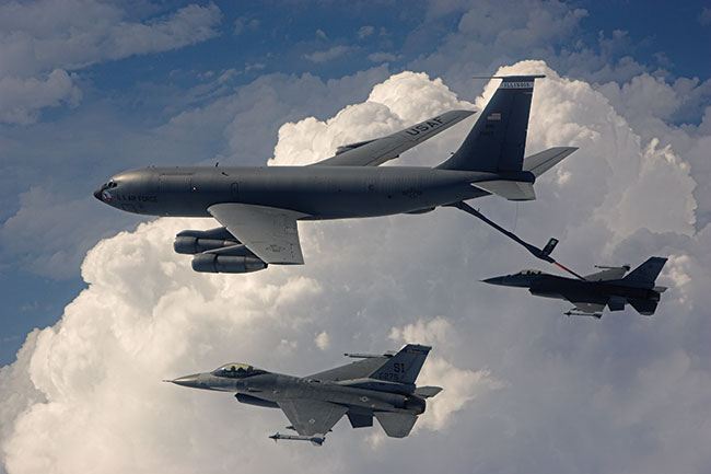 Para amerykaskich F-16 podczas tankowania z samolotu KC-135. 