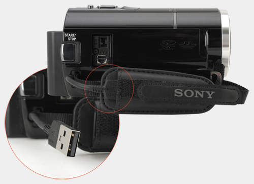 Krótki kabel USB sprytnie chowany jest w uchwycie kamery