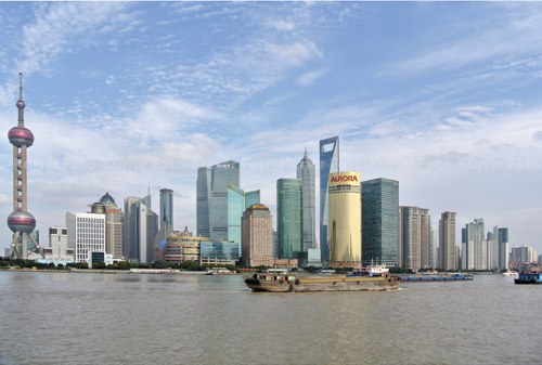Chiska propaganda sukcesu, czyli drapacze chmur w dzielnicy Pudong nad rzek Huangpu, robi ogromne wraenie. Niestety zdjcie wykonane Nikonem 1 J1 wraz z obiektywem Nikkor 1 10-30 mm f/3,5-5,6 VR przy ogniskowej 10 mm miao nieco zakrzywion perspektyw. Prezentujemy obraz skorygowany w Photoshopie.