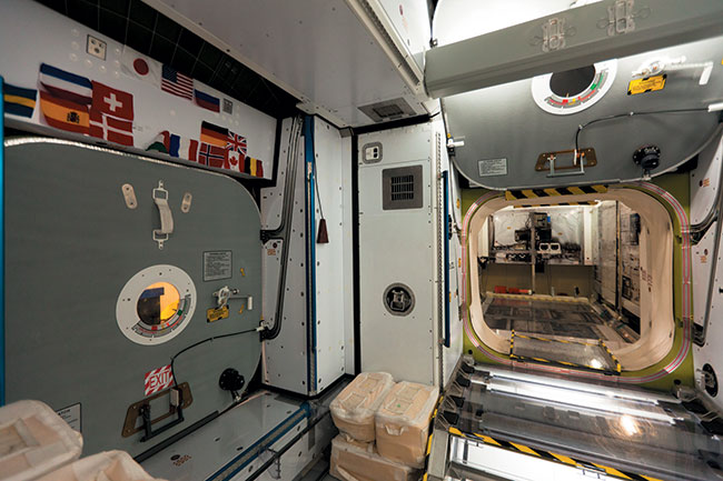 Moduy stacji kosmicznej w JSC do treningu naziemnego zestawione s w identyczny sposób jak te zawieszone w kosmosie.