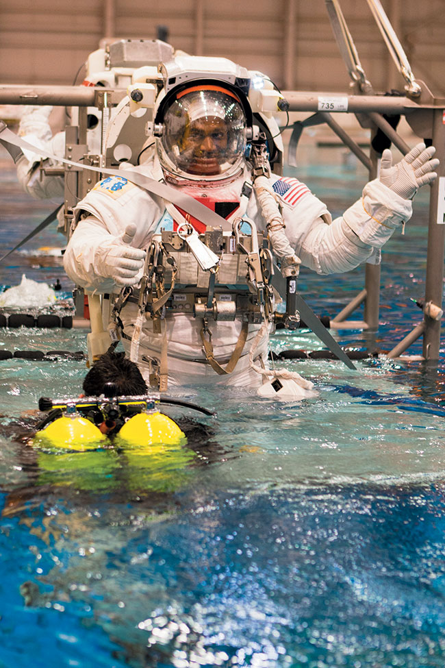 Przygotowania do misji kosmicznej musz równie obejmowa testy kombinezonów na specjalnym basenie w Johnson Space Center w Houston w Teksasie.