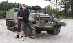 W tym roku niekoniecznie trzeba byo wyjeda za granic, eby znale ciekawe motywy fotograficzne. W dniach 14-21 sierpnia na Helu miao miejsce D-Day Hel, czyli widowisko nawizujce tematycznie do historii II wojny wiatowej, a konkretnie wydarze zwizanych z ldowaniem aliantów w Normandii w 1944 r. Na zdjciu w tle jeden z pojazdów uczestniczcych w tym zdarzeniu. fot.: Maja Patrycy (Fujifilm FinePix X100)