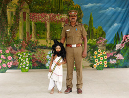 Ikoniczny poeta z ojcem, 2008, z serii Przebrania, dziki uprzejmoci artystki fot. Nandini Valli Muthiah