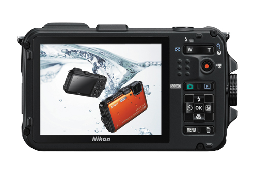 Obydwa aparaty z powodzeniem można używać na mrozie, na plaży oraz pod wodą.