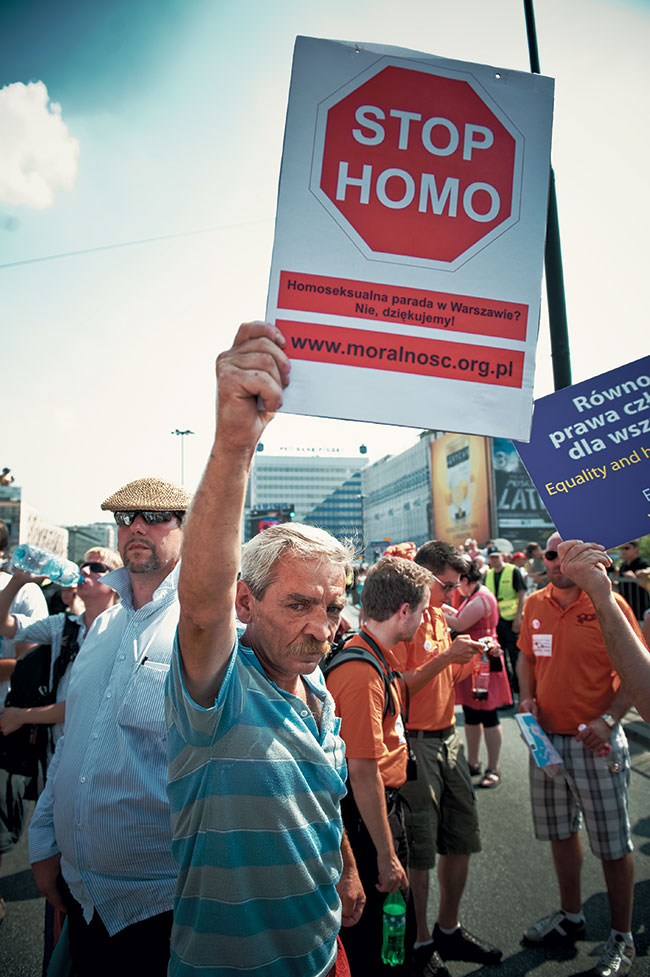 EuroPride 17.07.10 - Warszawa, ten Pan przeszed przez ca parad na sam jej pocztek cay czas trzymajc uniesiony w górze „slogan”.