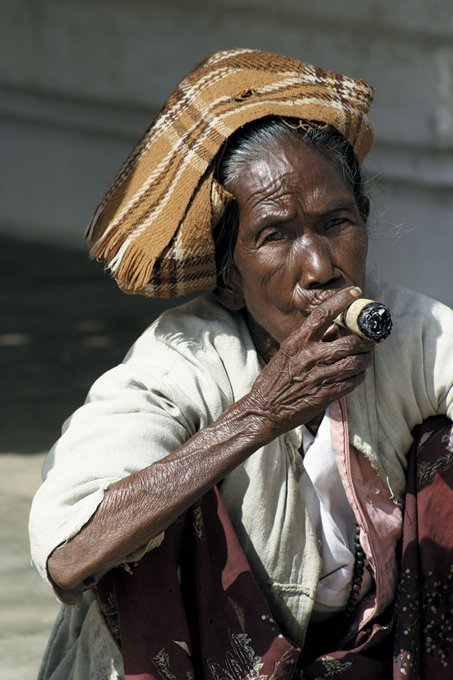 Kobieta palca tradycyjne cheroot skrcane z lici kukurydzy, tytoniu i pdów palmy cukrowej. Canon EOS 350D + Canon 70–300 mm; par. eksp.: 1/500 s; ISO 200; f/9; f=205 mm