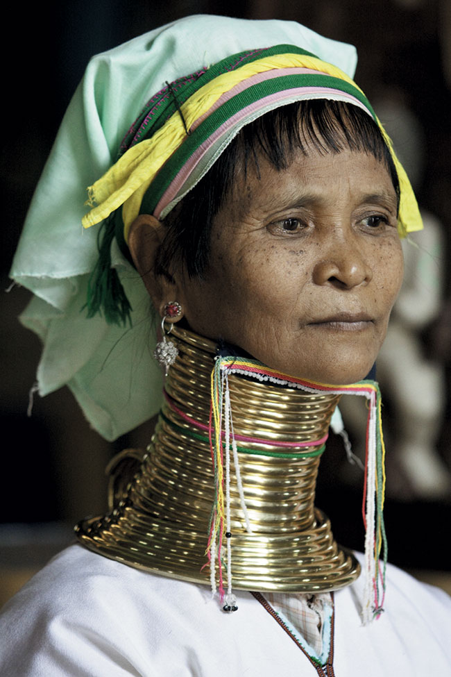 Kobieta z plemienia Padagung, której szyja ozdobiona jest zwojem z brązu. Canon EOS 50D Canon + EF 24-70 mm f/2,8L; par. eksp.: 1/500 s; ISO 1600; f/2,8; f=165 mm
