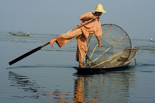 Tradycyjny sposób wiosowania nog owinit wokó wiosa na Jeziorz Inle. Canon EOS 350D + Canon 70–300 mm; par. eksp.: 1/1250 s; ISO 400; f/9; f=95 mm