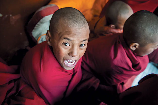 Mody mnich w czasie wita Spitok Gustor, Ladakh. Nikon D3 Nikkor AF-S 24–70 mm f/2,8 G ED. Par. eksp.: 1/400 s; ISO 6400; f/4; f=28 mm