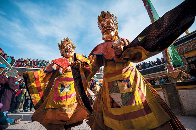 Rytualny taniec cz’am w klasztorze w Spiok w Ladakhu. Nikon D3 + Nikkor AF-S 14–24 mm f/2,8 G ED. Par. eksp.: 1/3200 s; ISO 400; f/5; f=14 mm