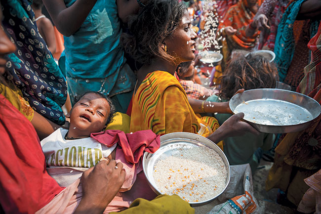 Żebrzące dzieci na Dasaswamedh Ghat w Varanasi. Nikon D3 + Nikkor AF-S 24–70 mm f/2,8 G ED. Par. eksp.: 1/1600 s; ISO 200; f/3,2; f=24 mm