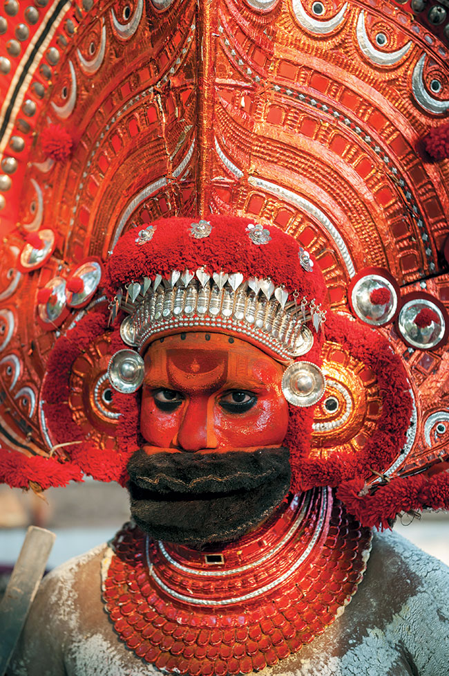 Gównymi bohaterami Theyyamu s przystrojeni w rytualne stroje i makija tancerze, którzy wcielaj si w bogów, postacie historyczne i mitologiczne.