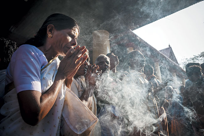 Poranna puda w czasie Kodangallur Bharani, Kerala. Puda to obrzd religijny, podczas którego skada si bóstwu ofiar, przy którym czsto palone s kadzida. Nikon D3 + Nikkor AF-S 24–70 mm f/2,8 G ED. Par. eksp.: 1/640 s; ISO 200; f/4,5; f=24 mm