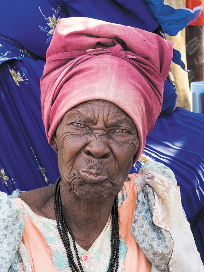 Kobiety z plemienia Herero chtnie pozwalaj si fotografowa, jednak czsto za pozowanie oczekuj zapaty. wietn walut s zdjcia z samowywoujcego aparatu.