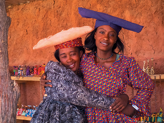 Kobiety z plemienia Herero swój niecodzienny, jak na afrykaskie warunki, strój zawdziczaj niemieckim kolonizatorom. Fujifilm FinePix HS30EXR; par. eksp.: 1/200 s; ISO 200; f/5; f=12 mm