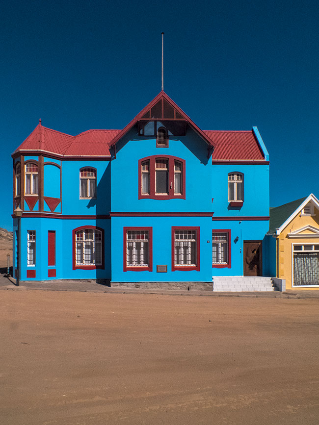Frank Lüderitz nie doczekał diamentowego Eldorado, ale noszące jego imię miasto stanowi perłę kolonialnej architektury. Ustawiając aparat równolegle do podłoża unikniemy „przechylenia” fotografowanego budynku. Fujifilm FinePix HS30EXR; par. eksp.: 1/1500 s; ISO 200; f/8; f=4 mm