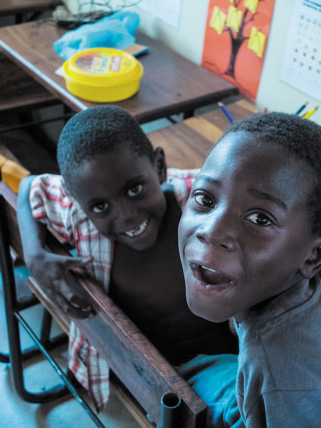 Chłopcy w namibijskim przedszkolu uczą się angielskiego. Mimo, iż jest to tamtejszy język urzędowy dla ponad 90% mieszkańców jest to język obcy.
