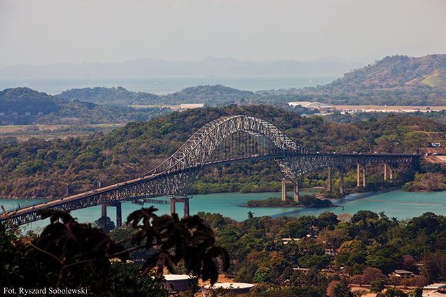 Most czcy obie Ameryki (Thatcher Ferry Bridge). Zosta wybudowany w 1962 za sum 20 mln USD. Cakowita dugo mostu wynosi 1654 m, przy przewicie oscylujcym w granicach 61 m podczas przypywu. zdjcie wykonane ze wzgórza Ancon.