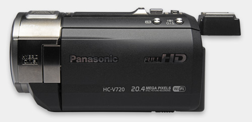 Panasonic HC-V720 z zamontowanym adapterem akcesoriów.