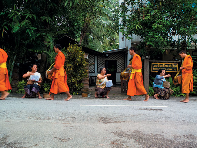 Poranny pochód mnichów w Luang Prabang. Dugo czekaem na wykonanie tej fotografii. Mnisi jako nie chcieli i w odpowiednich odstpach, ale moja cierpliwo si opacia. 