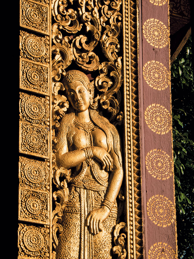 Zocenia okiennic w wityni Wat Xieng Thong najlepiej prezentuj si owietlone popoudniowym socem. 