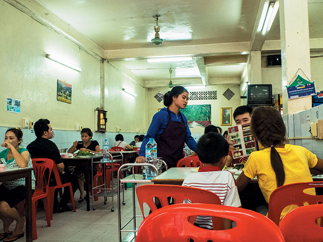 Laotaska kuchnia moe nie jest tak smaczna jak wietnamska, ale kady amator dobrego jedzenia znajdzie tu co dla siebie.