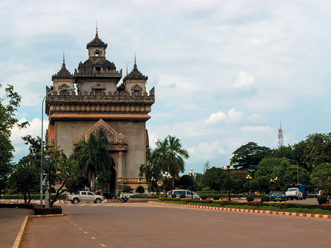 Patuxai – laotaska wersja uku triumfalnego jest wiadectwem francuskich wpywów w Indochinach i trudnej historii Laosu.