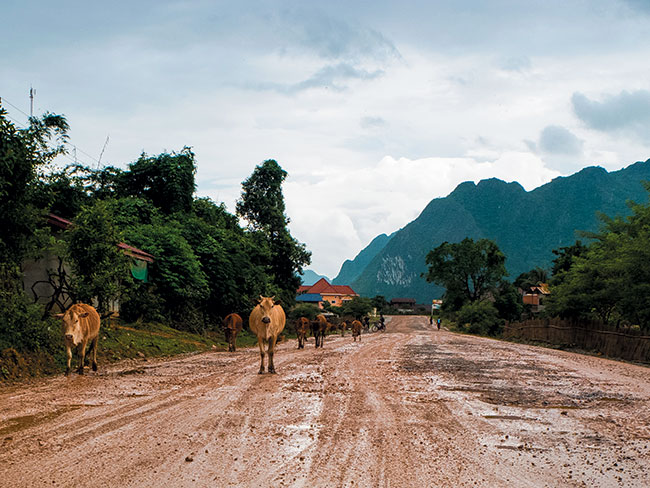 Gówna arteria komunikacyjna czca pónoc i poudnie kraju jest w nienajlepszym stanie, dlatego podró po Laosie odbywa si w dosy wolnym tempie. Alternatyw mog by laotaskie linie lotnicze. Bilety na kluczowych trasach kosztuj okoo 150 USD.