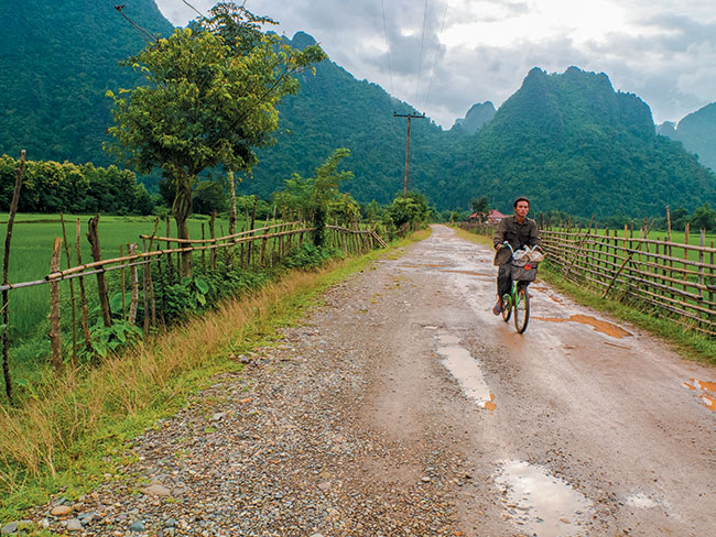 Laotaskie krajobrazy s urzekajce. Aby nada fotografii ycia warto zaczeka a jaka ciekawa osoba pojawi si w kadrze.