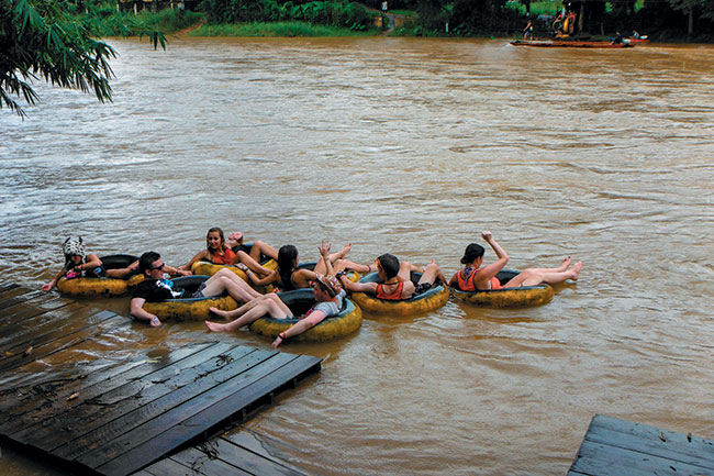 Tubing w Vang Vieng. Warto pomyle o aparacie typu „all weather”, dziki niemu mona fotografowa w morzu, na basenie lub na pustyni. Niestraszny mu te upadek z wysokoci. Idealny na okazje, na które normalnie nie zabierzemy aparatu.