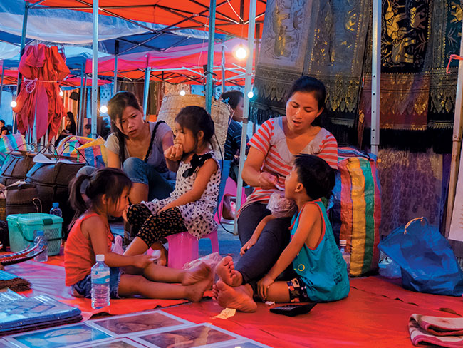 Nocne targi zawsze stanowi ciekawy temat fotograficzny. W Luang Prabang kadego dnia mieszkacy pónocnego Laosu caymi rodzinami sprzedaj swoje produkty.