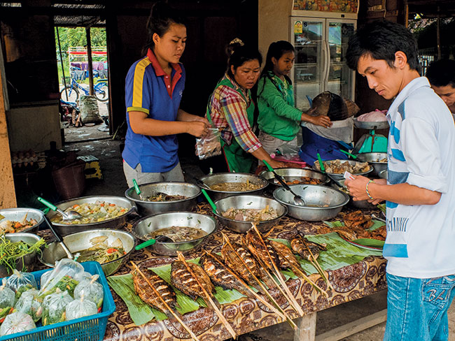 Na lokalnych straganach mona zaopatrzy si w smaczne i niedrogie jedzenie, tak jak robi to Laotaczycy. Posiek najczciej spoywa si rkami lub uywa si do pomocy yki. 