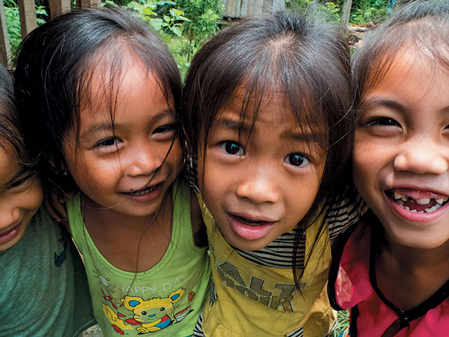 Bdc w miejscach gdzie obecno falang nie jest codziennoci, zawsze najwiksze poruszenie wywoywaem u dzieci. Czasem na mój widok pakay, innym razem tak bardzo chciay by sfotografowane, e ciko si w tym wszystkim ­odnale.
