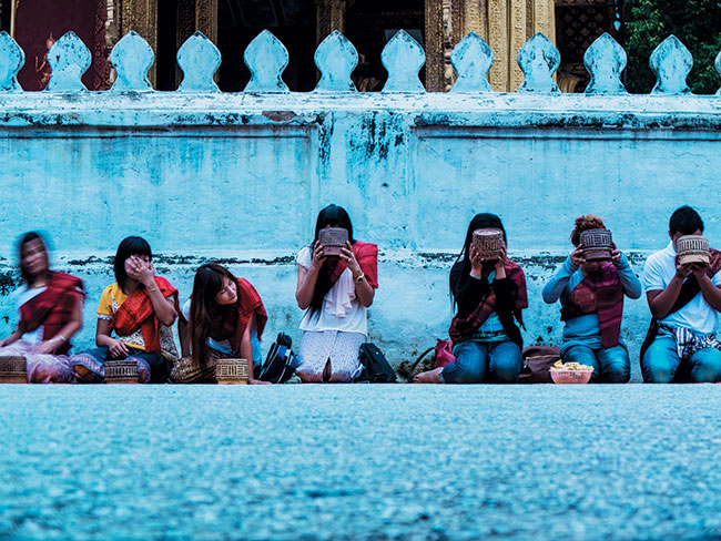 Jeli z jakiego powodu zapomnielimy statywu, aparat mona zawsze pooy na krawniku lub murku. W podróy wietnie sprawdza si niewielki woreczek wypeniony grochem, dziki niemu aparat bdzie lea stabilnie.