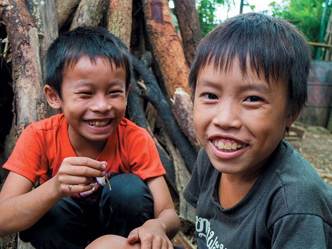 Bdc w miejscach gdzie obecno falang nie jest codziennoci, zawsze najwiksze poruszenie wywoywaem u dzieci. Czasem na mój widok pakay, innym razem tak bardzo chciay by sfotografowane, e ciko si w tym wszystkim ­odnale.