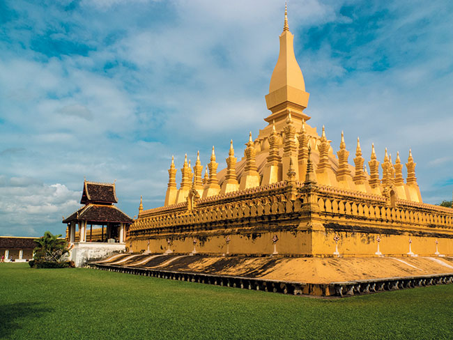 Pha That Luang – symbol buddyzmu i laotaskiej suwerennoci jest najbardziej znanym laotaskim zabytkiem. Owietlona promieniami popoudniowego soca prezentuje si zjawiskowo.