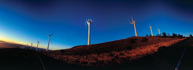Elektrownia wiatrowa na wzgórzach otaczajcych Pamplon w Hiszpani. Zdjcie wykonane na slajdzie, nagrodzone w 2011 roku brzowym medalem w konkursie The Epson International Pano Awards.
