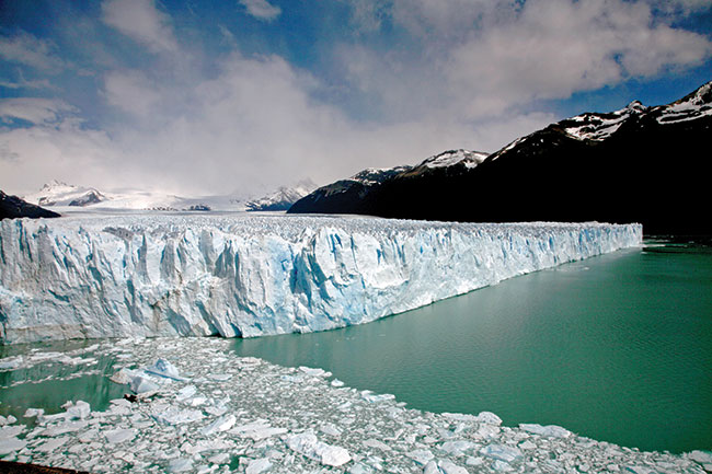 Lodowiec Perito Moreno od strony Lago Argentino. Tutaj z tarasów widokowych mona godzinami obserwowa jak opadaj potne, wielotonowe jego czci oraz sucha huków pkajcej ciany lodowej.