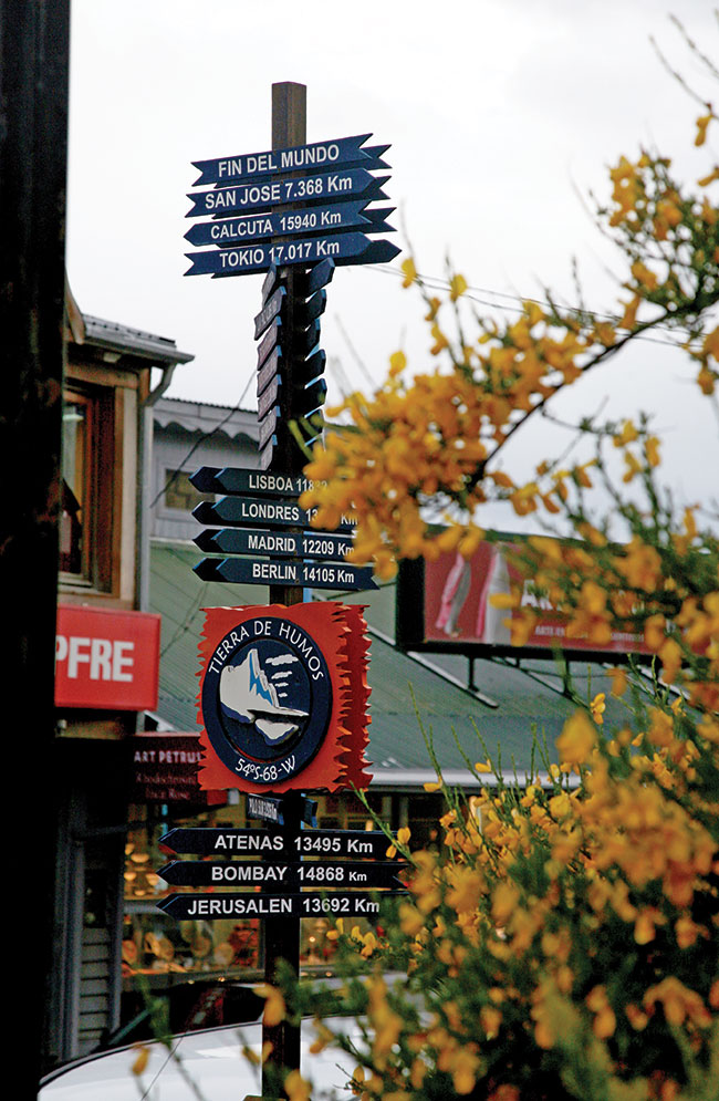 Drogowskazy informujce o odlegoci do rónych miejsc na wiecie – Ushuaia.
