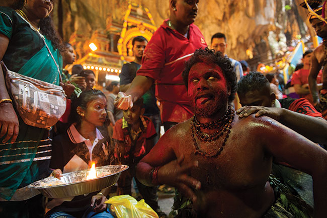 Jednym z najbardziej fascynujcych festiwali religijnych w Malezji jest hinduski Thaipusam, obchodzony w styczniu. To masowa procesja z darami i pokazami samoumartwienia. Trans, ruch, kolory i taniec. Niestety – w jaskiniach Batu jest bardzo ciemno i nie jest dobrze widziane uywanie lamp. Bez jasnego obiektywu oraz aparatu, który dobrze sobie radzi przy wysokim ISO (3200+) zdjcia s praktycznie niemoliwe.