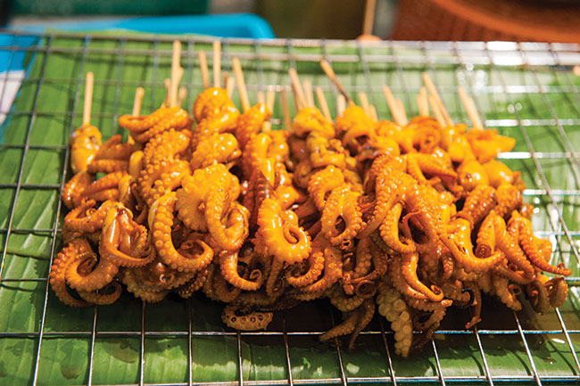 Jedzenie – jedna z najsilniejszych stron Malezji, zwaszcza jeli kto szuka kulinarnych przygód. Mona tu znale peny przekrój azjatyckich wiktuaów – robaki, kurze apy, surowe owoce morza i smaone tarantule.