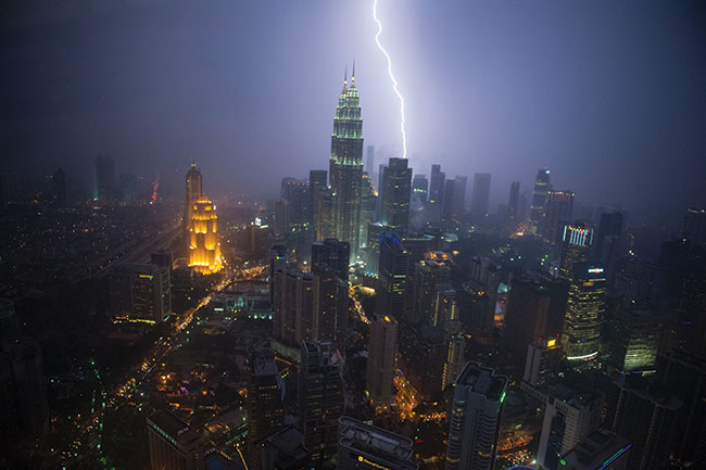 Najlepszy widok na wiee (oraz panoram Kuala Lumpur) jest ze szczytu KL Menara, najwyszego punktu w miecie. Wjazd kosztuje niemal 50 z i w cigu dnia nie jest warty tych pienidzy. Natomiast noc, a ju zwaszcza w czasie burzy – koniecznie. Nikon D700 + Nikkor 70–300 mm f/4,5–5,6; par. eksp.: 1/45 s; ISO 2500; f/2,8; f=24 mm.