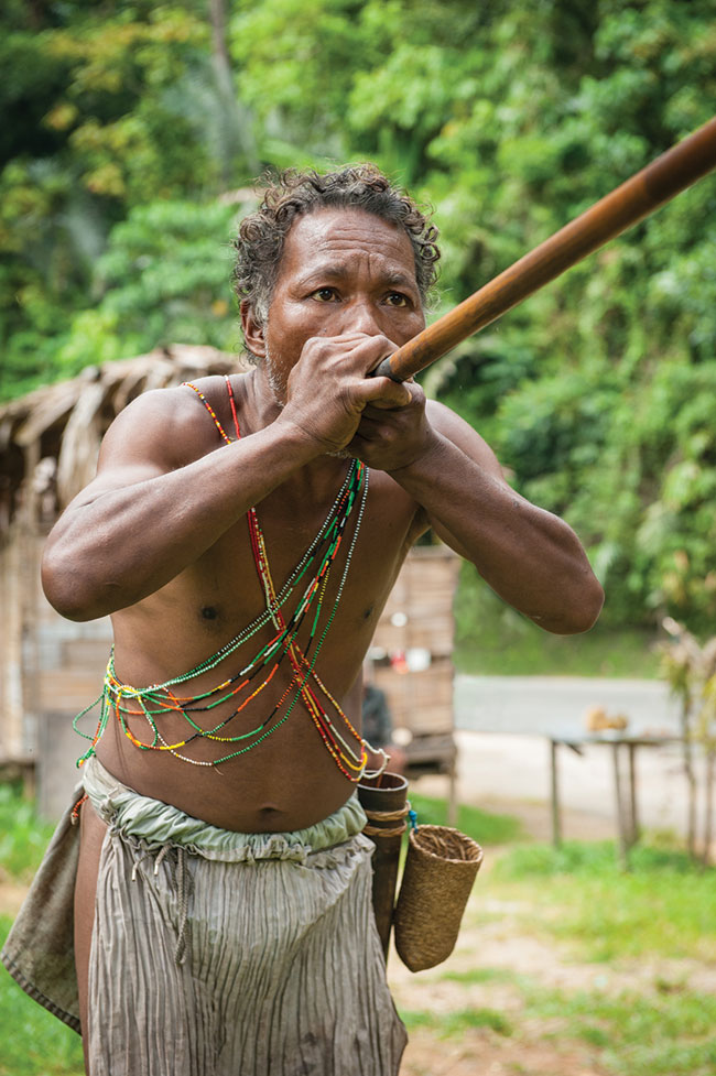 Wspomniani nomadzi Orang Asli s bardzo pokojowo nastawieni, ale atwo ich sposzy. Wejcie do wioski nastrcza wiele trudnoci. Przede wszystkim, trudno je znale, bo osady przenosz si nieustannie z miejsca na miejsce. Po drugie, mieszkacy nie zawsze przyjanie odnosz si do turystów. Najatwiej nawiza z nimi kontakt w pobliu wioski Kuala Tahan na obrzeach dungli Taman Negara, jednak te osady s najmniej „autentyczne”, najbardziej przypominaj ywy skansen dla turystów.