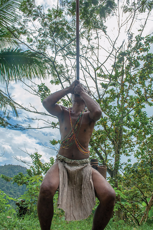 Wspomniani nomadzi Orang Asli s bardzo pokojowo nastawieni, ale atwo ich sposzy. Wejcie do wioski nastrcza wiele trudnoci. Przede wszystkim, trudno je znale, bo osady przenosz si nieustannie z miejsca na miejsce. Po drugie, mieszkacy nie zawsze przyjanie odnosz si do turystów. Najatwiej nawiza z nimi kontakt w pobliu wioski Kuala Tahan na obrzeach dungli Taman Negara, jednak te osady s najmniej „autentyczne”, najbardziej przypominaj ywy skansen dla turystów.