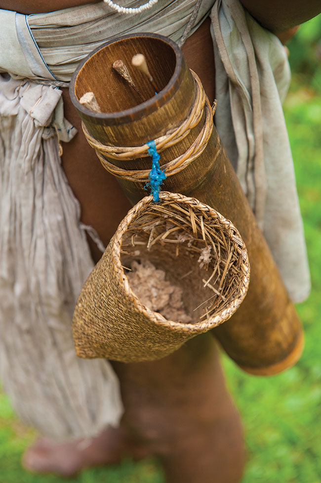 Wspomniani nomadzi Orang Asli s bardzo pokojowo nastawieni, ale atwo ich sposzy. Wejcie do wioski nastrcza wiele trudnoci. Przede wszystkim, trudno je znale, bo osady przenosz si nieustannie z miejsca na miejsce. Po drugie, mieszkacy nie zawsze przyjanie odnosz si do turystów. Najatwiej nawiza z nimi kontakt w pobliu wioski Kuala Tahan na obrzeach dungli Taman Negara, jednak te osady s najmniej „autentyczne”, najbardziej przypominaj ywy skansen dla turystów.